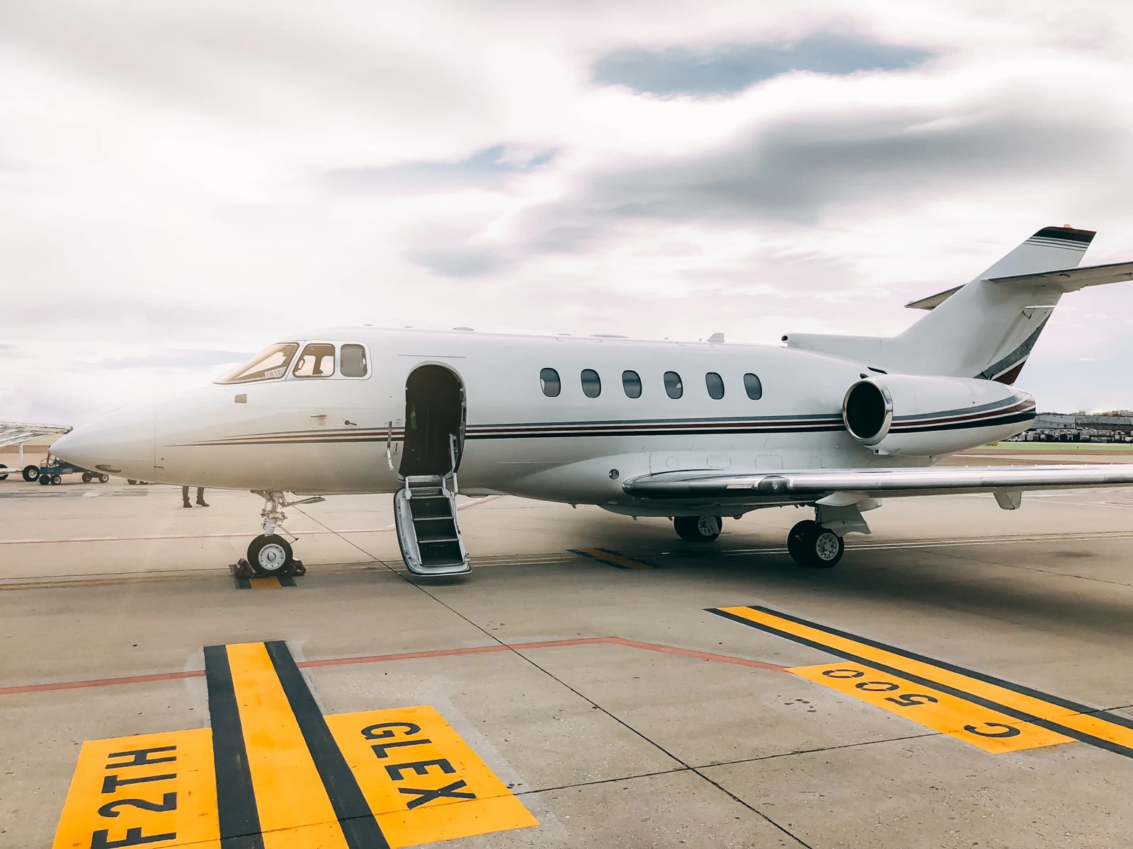 Aircraft on an airport apron